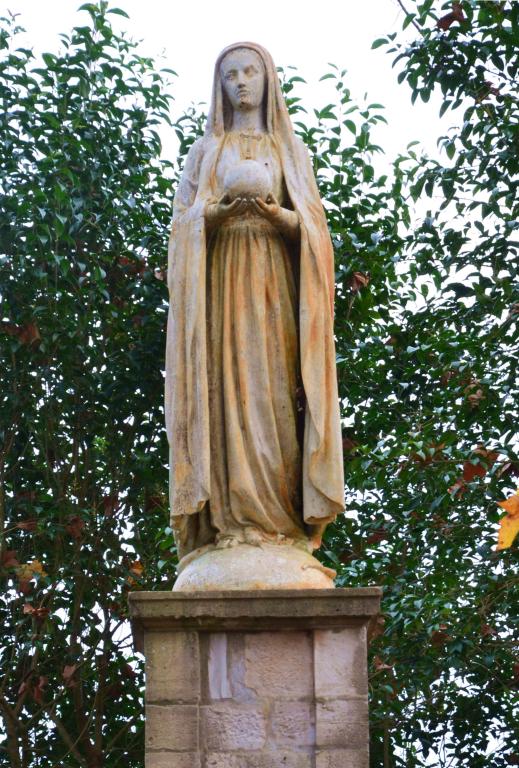 Statue de la Vierge au globe, placée sur un monument, au sommet de la colline du Pouy