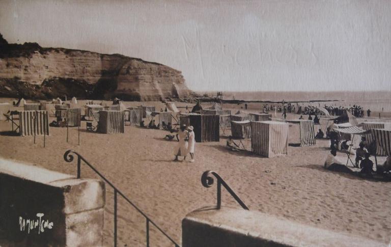 Cabines de bain sur la plage des Nonnes vers 1930.