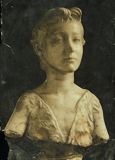 Photographie, conservée dans l'atelier, d'un buste de femme.