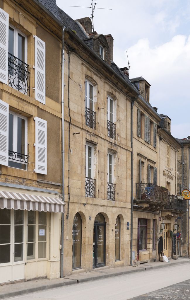 Maison du XVIIIe de Montignac : façade ordonnancée en pierre de taille.