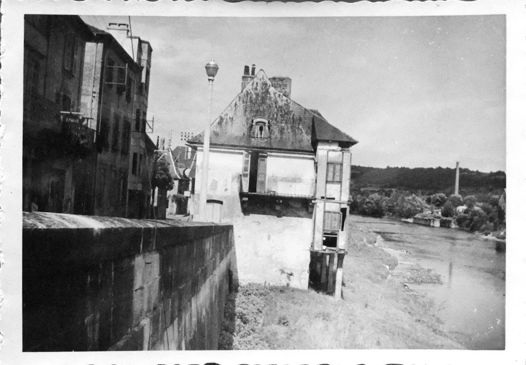 Vue de la façade latérale du 2 rue Laffitte depuis le pont de Montignac après les inondations de 1960.
