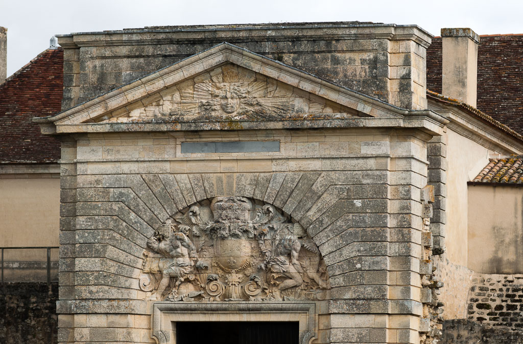 Façade ouest : détail du tympan et fronton.