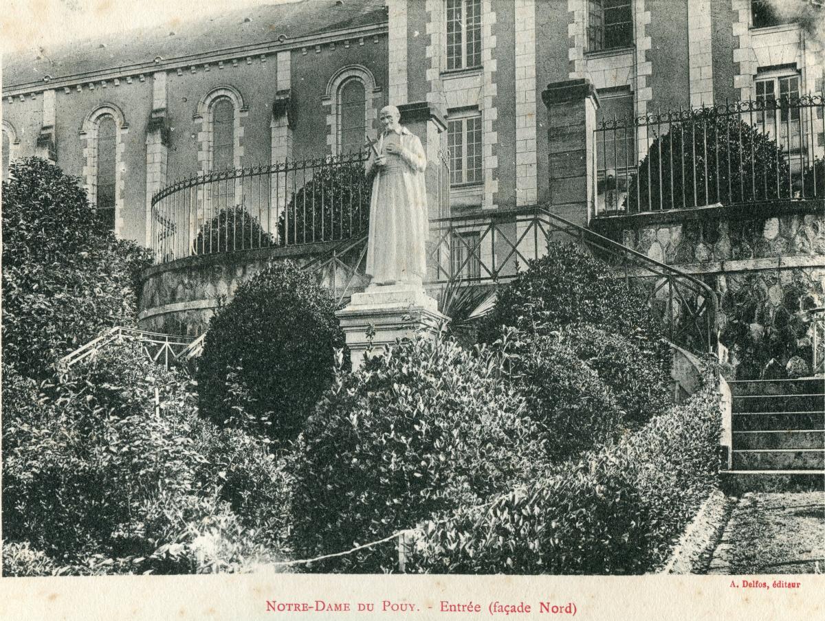 Entrée nord avec la statue de Saint-Vincent-de-Paul. Carte postale, vers 1900, A. Delfos édit.