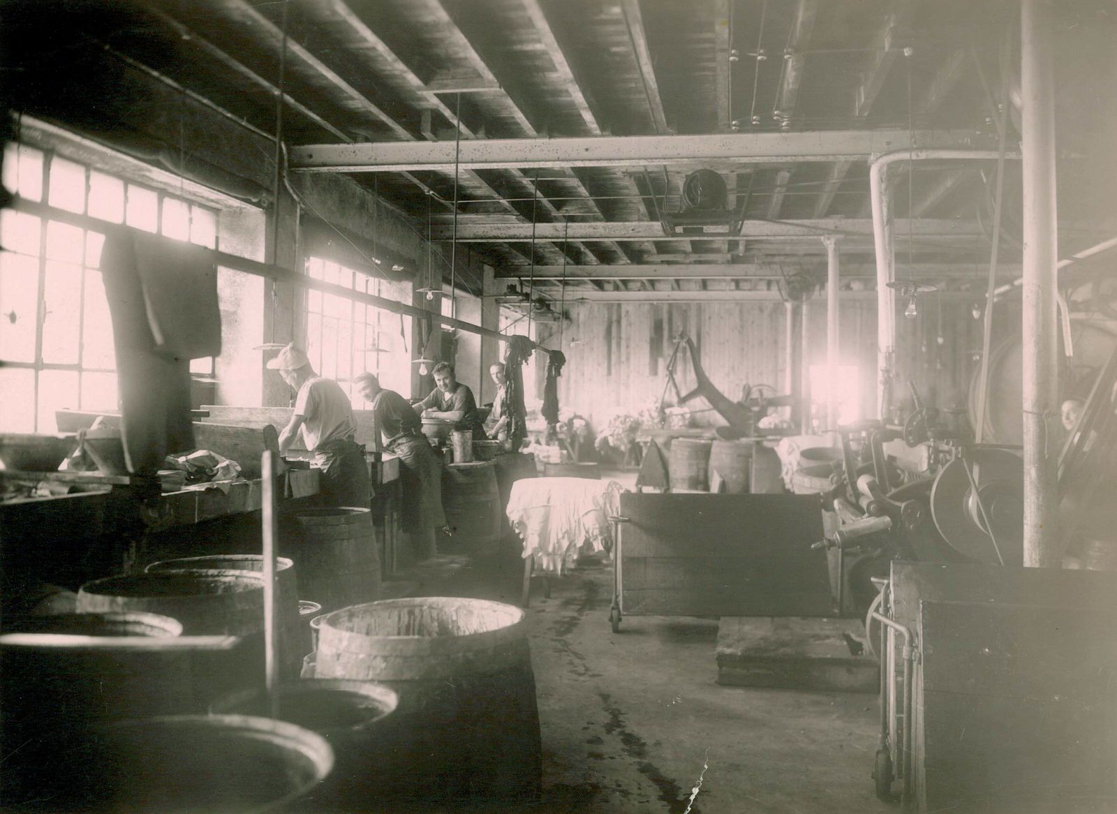 Atelier de teinture ; groupe de teinturiers à la brosse, 1928