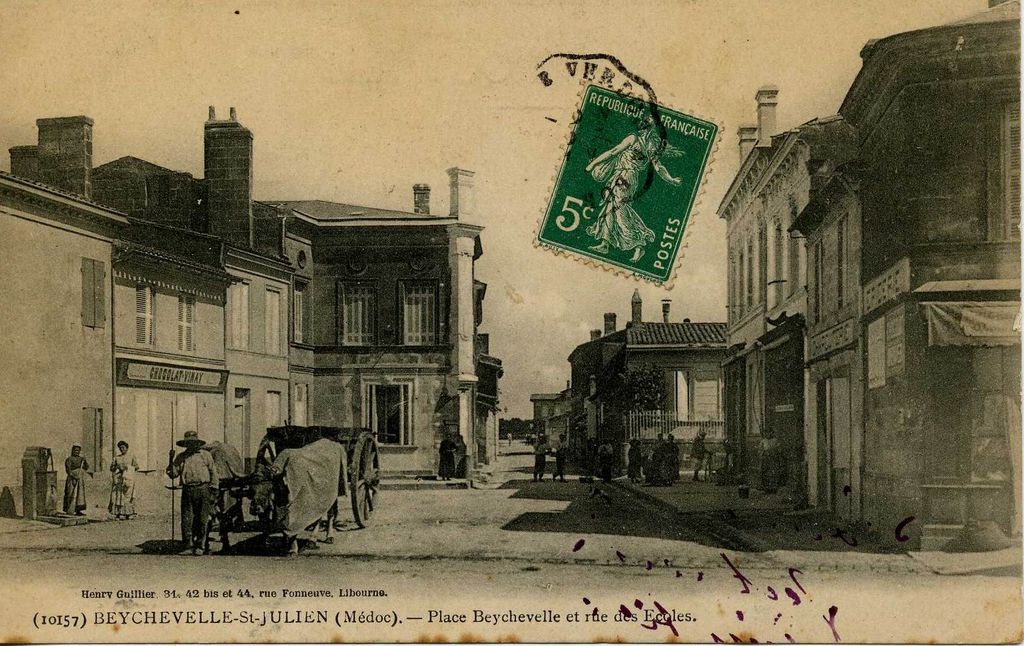 Carte postale (collection particulière) : place Beychevelle et rue des Ecoles, début 20e siècle.
