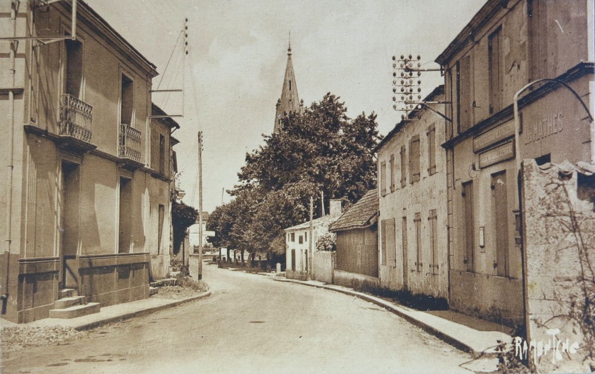 L'entrée sud du bourg vers 1935.