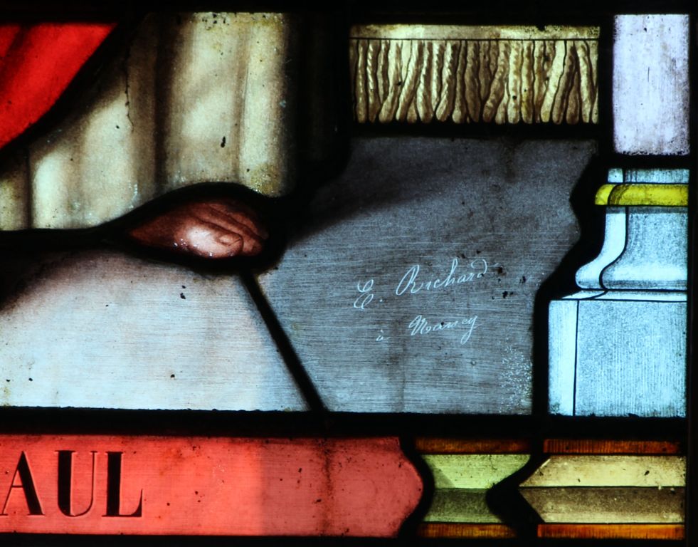 Baie 5 : Saint Paul et saint Pierre (détail : signature du verrier au bas de la lancette de gauche).