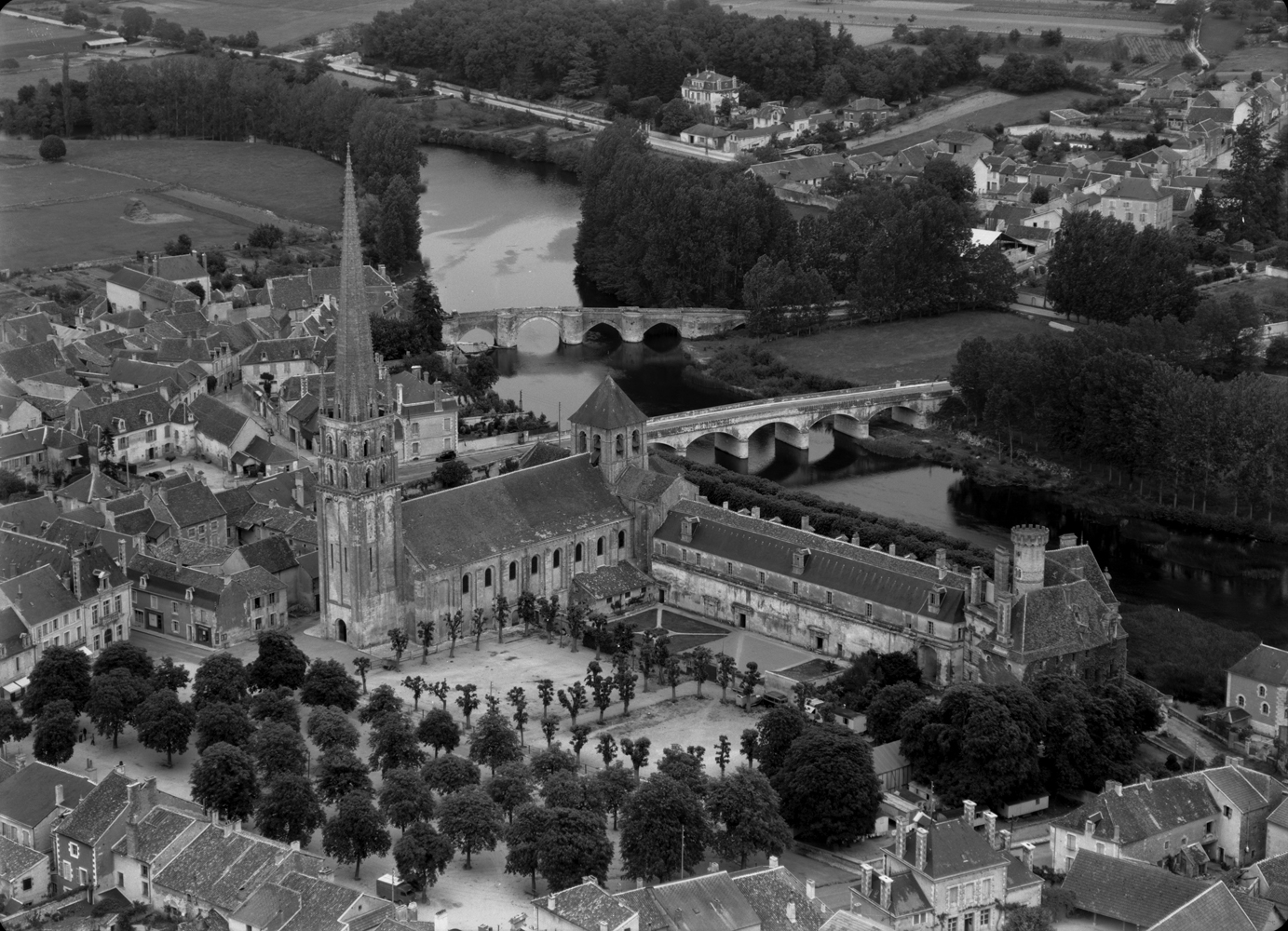 Abbaye Saint-Savin et Saint-Cyprien, vue aérienne depuis le sud-ouest (vers 1955).
