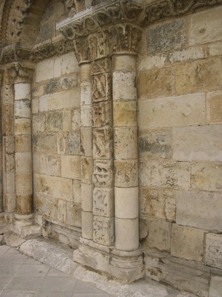 Façade occidentale, premier niveau, arcature nord, pilier central, vu de trois-quarts depuis la droite.