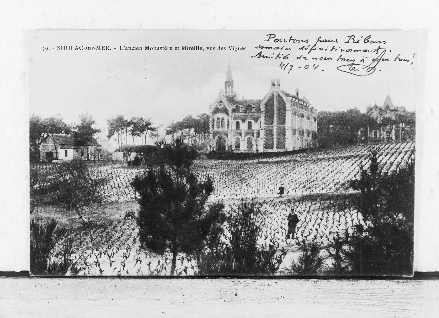 Carte postale, début 20e siècle (collection particulière) : l'ancien monastère et Mireille, vus des vignes.