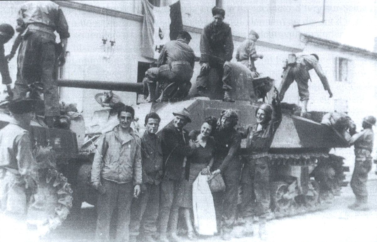 La libération des Mathes par la 2e DB, le 16 avril 1945 ; au centre, en chapeau, le maire, Léon Nicolle.