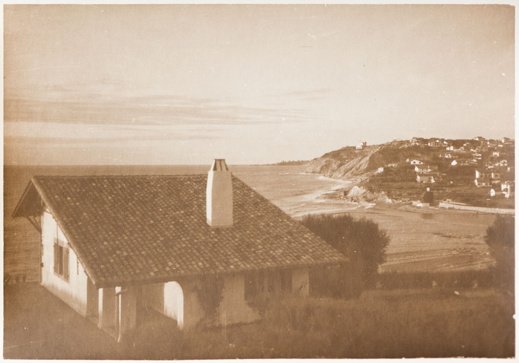 Vue de l'atelier de peinture et de la plage de l'Uhabia, photographie, 2e quart du 20e siècle.