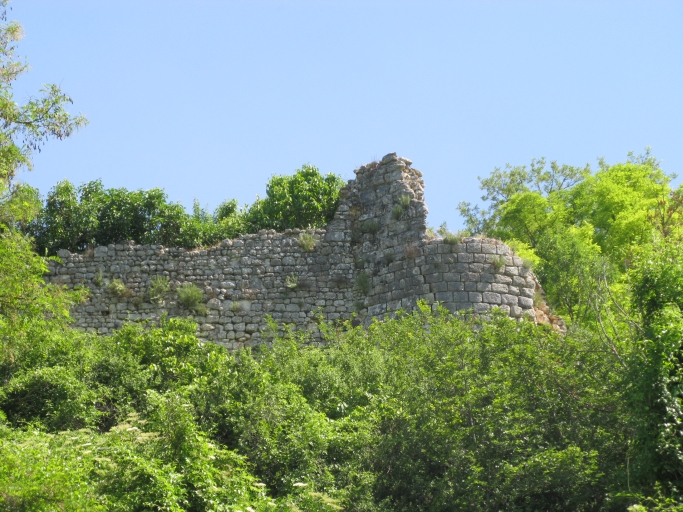 Ruines d'une tour ronde vues depuis la Trigale.