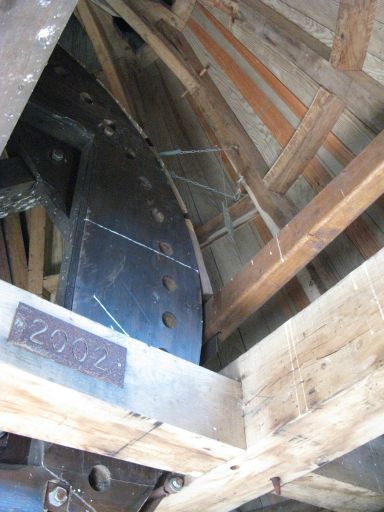 Partie du rouet, roue fixée autour de l'axe des ailes ou arbre.