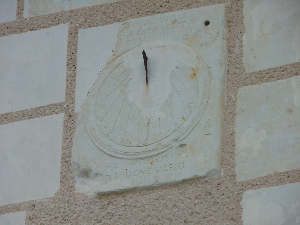 Détail d'un cadrant solaire et inscription lapidaire, place Aimé Octobre