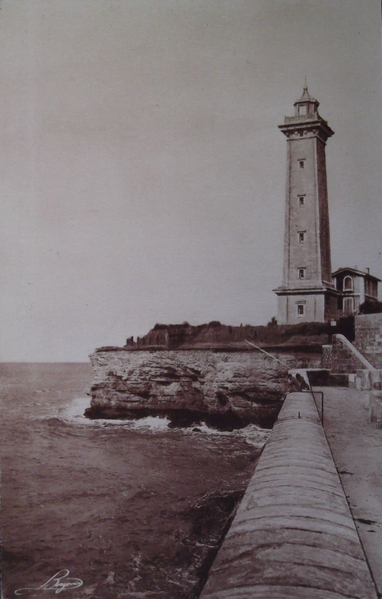 Le phare et, derrière lui, l'ancienne maison-phare, carte postale du début du 20e siècle.