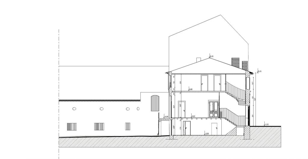 Coupe transversale sur la maison selon l'axe AA' (relevé Triode Architectes, 2021).