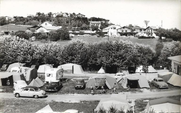 Vue du camping Itsasoa et de la falaise de Parlementia, carte postale, années 1960.