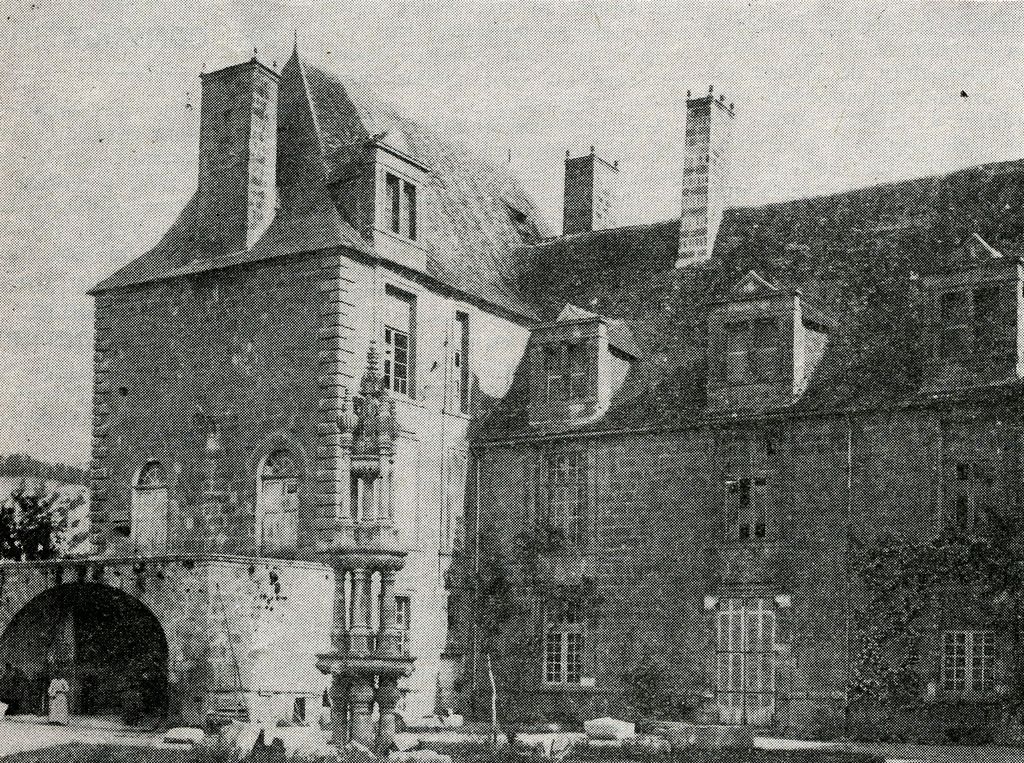 Héliogravure représentant la cour du château avant les travaux d'E. Oberkampff de Dabrun, s.d. (vers 1891).