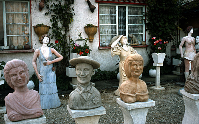 Statues et bustes situés devant la maison, photographiés en 1977.