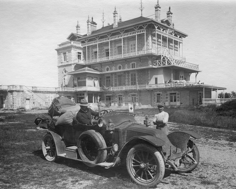 Vue d'ensemble du château occupé par l'hôpital militaire, 1916-1922.