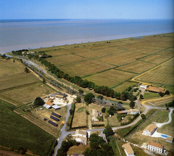 Vue aérienne du chenal et du hameau de Vitrezay en 1999, avant aménagement du Pôle Nature.