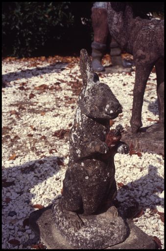 Statue de lapin, photographiée en 1999, aujourd'hui disparue.