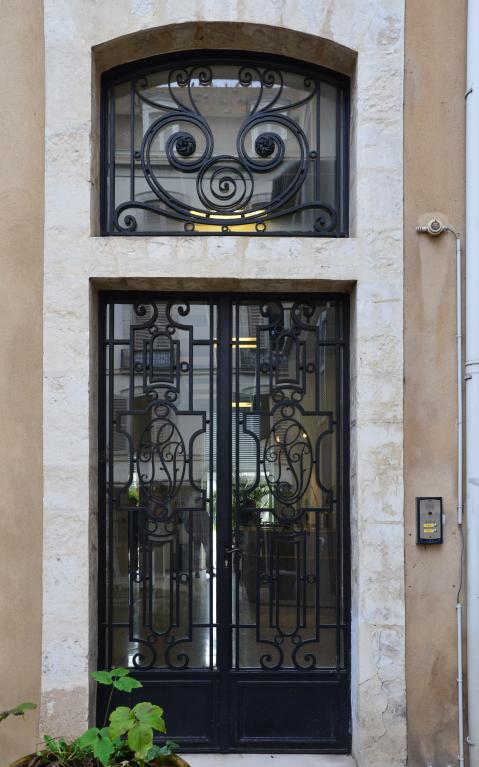 Porte d'entrée, façade nord.