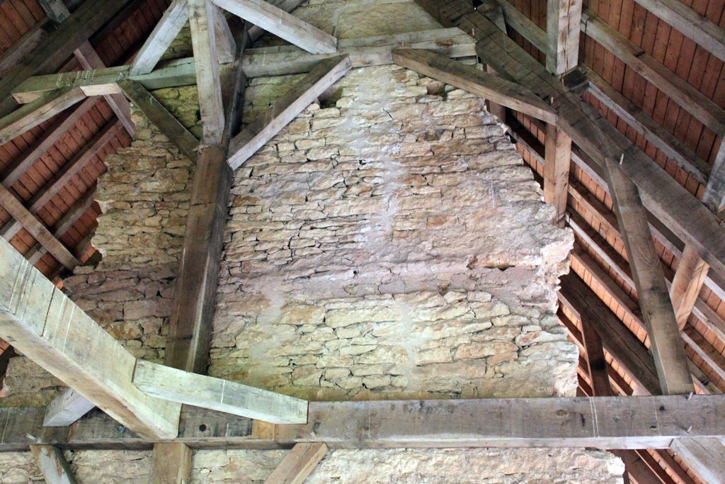 Grand corps de logis, aile est, étage de comble : vue au sud de la partie haute d'ensemble du mur de refend portant l'empreinte d'un faux-entrait d'une charpente disparue.