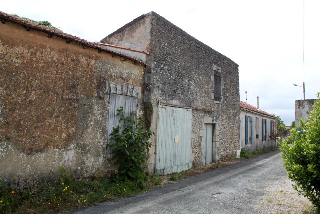 Passage Clémenceau : maison et dépendance agricole.
