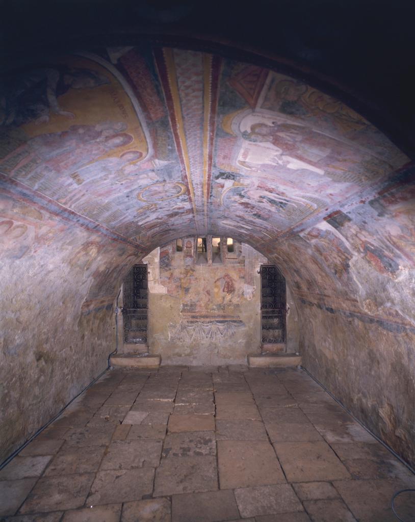 Crypte, vue d'ensemble depuis l'autel vers l'entrée.