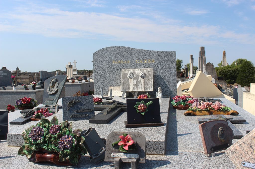 Tombe de la famille Cazes, Louis Cazes et Gabriel Cazes décédés le 8 août 1937 et le 24 décembre 1937.