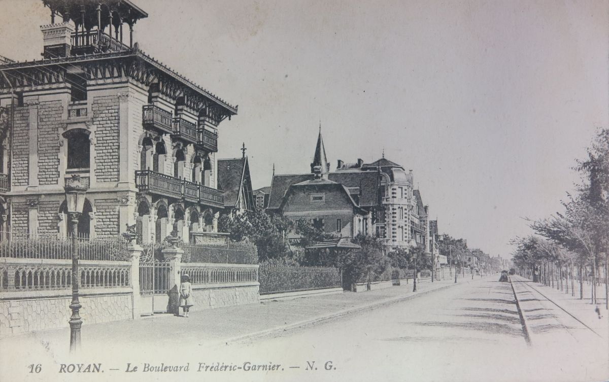 Le boulevard Frédéric-Garnier vu en direction du sud, vers 1900, au niveau du n° 46.