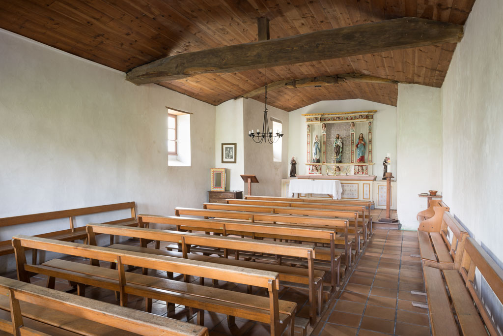 Vue intérieure de la chapelle et du retable.