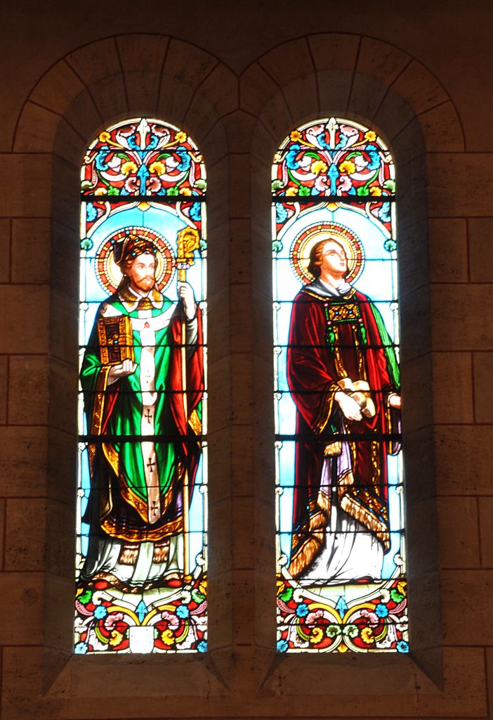 Bas-côté nord : vitraux portant les inscriptions : DON DE M. A. LUSSAC et DE MME LUSSAC née CHARRON.