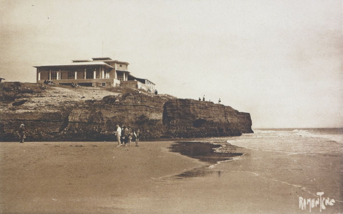 Le casino vu depuis la plage vers 1935.
