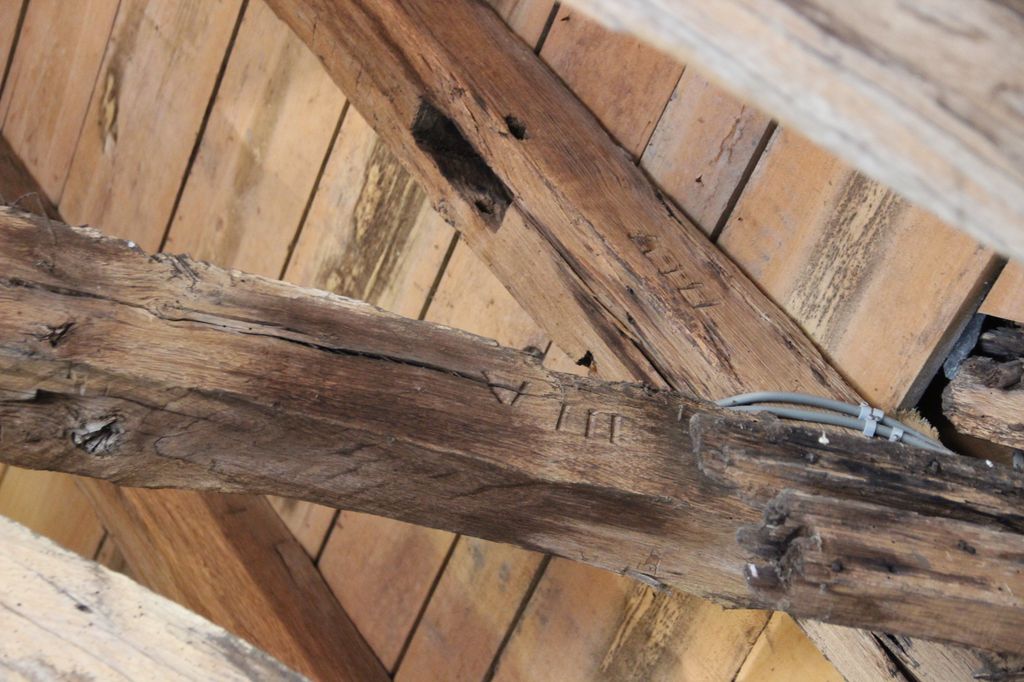 Charpente du pavillon nord-est. Détail du marquage au ciseau à bois de la charpente actuelle sur un demi-entrait (côté ouest, ferme secondaire 