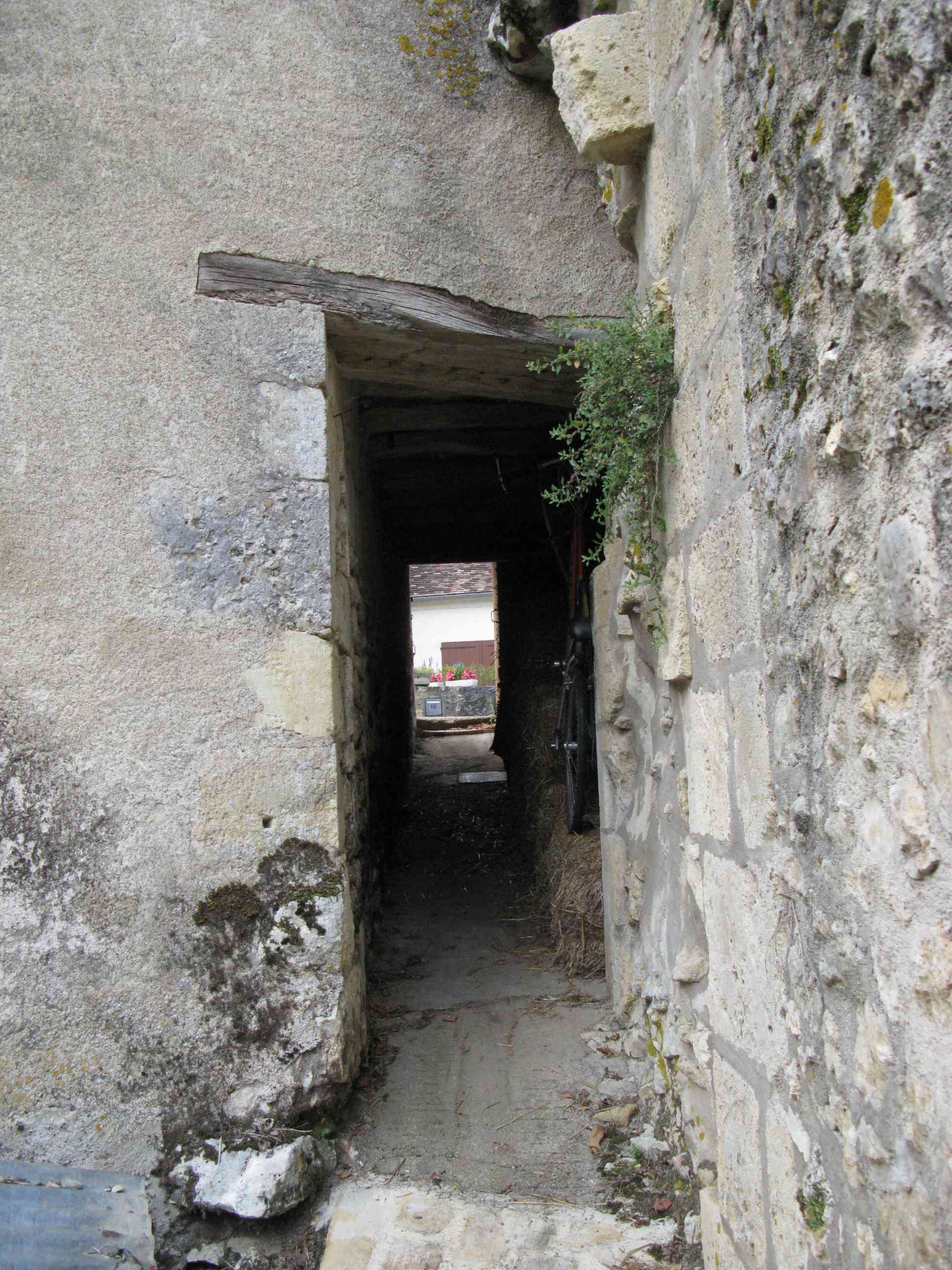 Passage couvert au pied du mur pignon du transept.