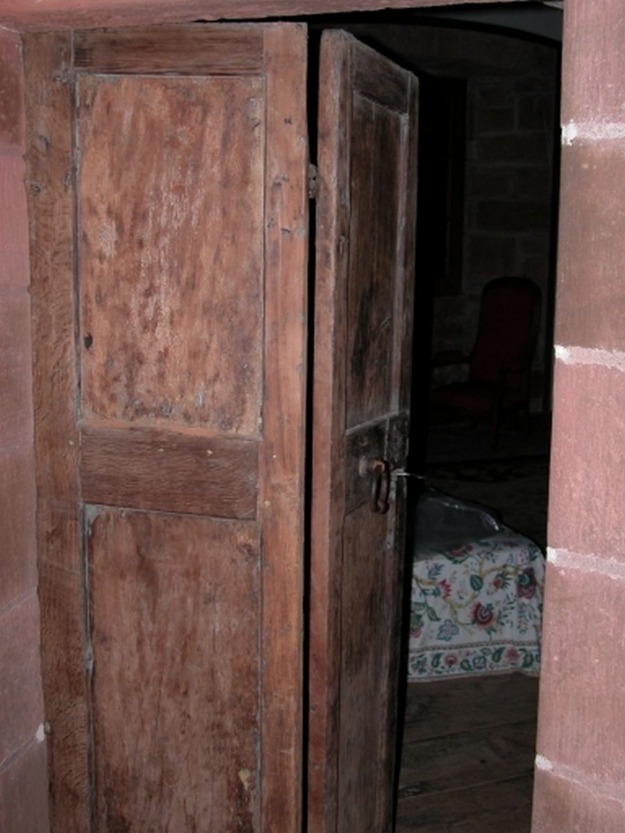 Porte intérieure à deux vantaux située au premier étage de la tour d'escalier en vis.