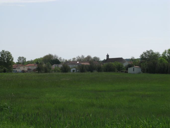 Le bourg de Saint-Seurin-d'Uzet vu depuis le nord.