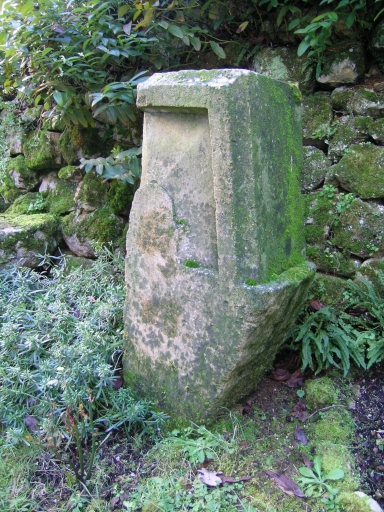 La pierre sculptée provenant peut-être de l'ancienne chapelle.