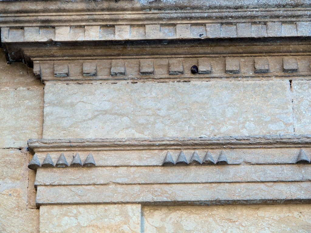 Grand corps de logis, aile sud, élévation sur cour (nord) : détail de l'entablement de la porte d'entrée (architrave à fasces, gouttes doriques, frise lisse, denticules).