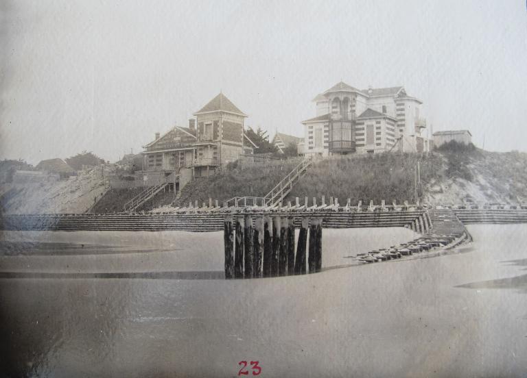 Photographie du front de mer et de la plage de Soulac, épi en construction : 10 novembre 1928.