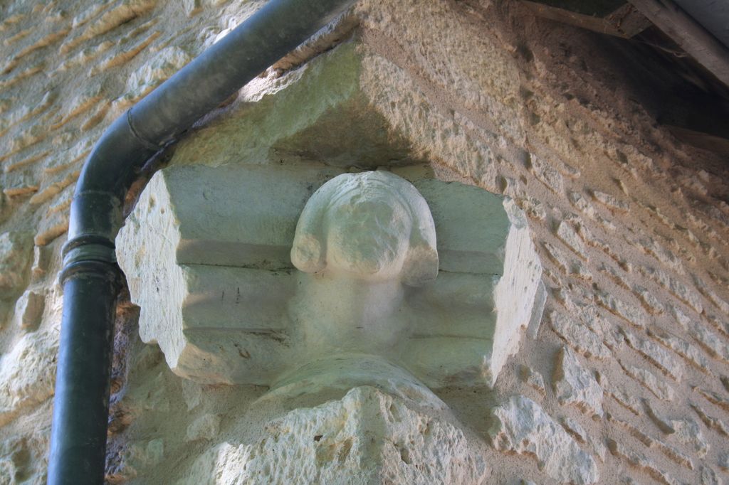 Maillol (BD 68), tête sculptée en remploi.