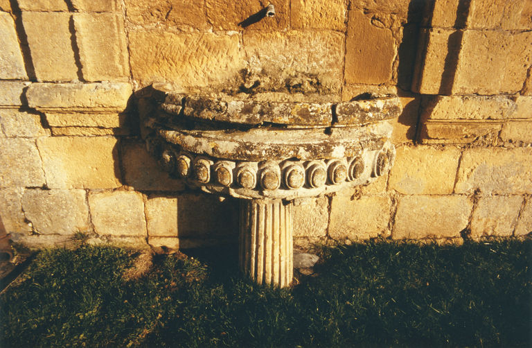 Détail de la vasque provenant de la fontaine monumentale disparue. Cliché CRMH.