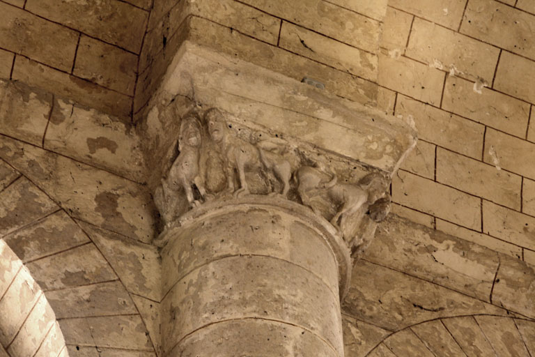 Intérieur, mur gouttereau sud, septième colonne, registre supérieur, chapiteau : quatre quadrupèdes affrontés deux à deux, pourvus de tête humaine barbue.