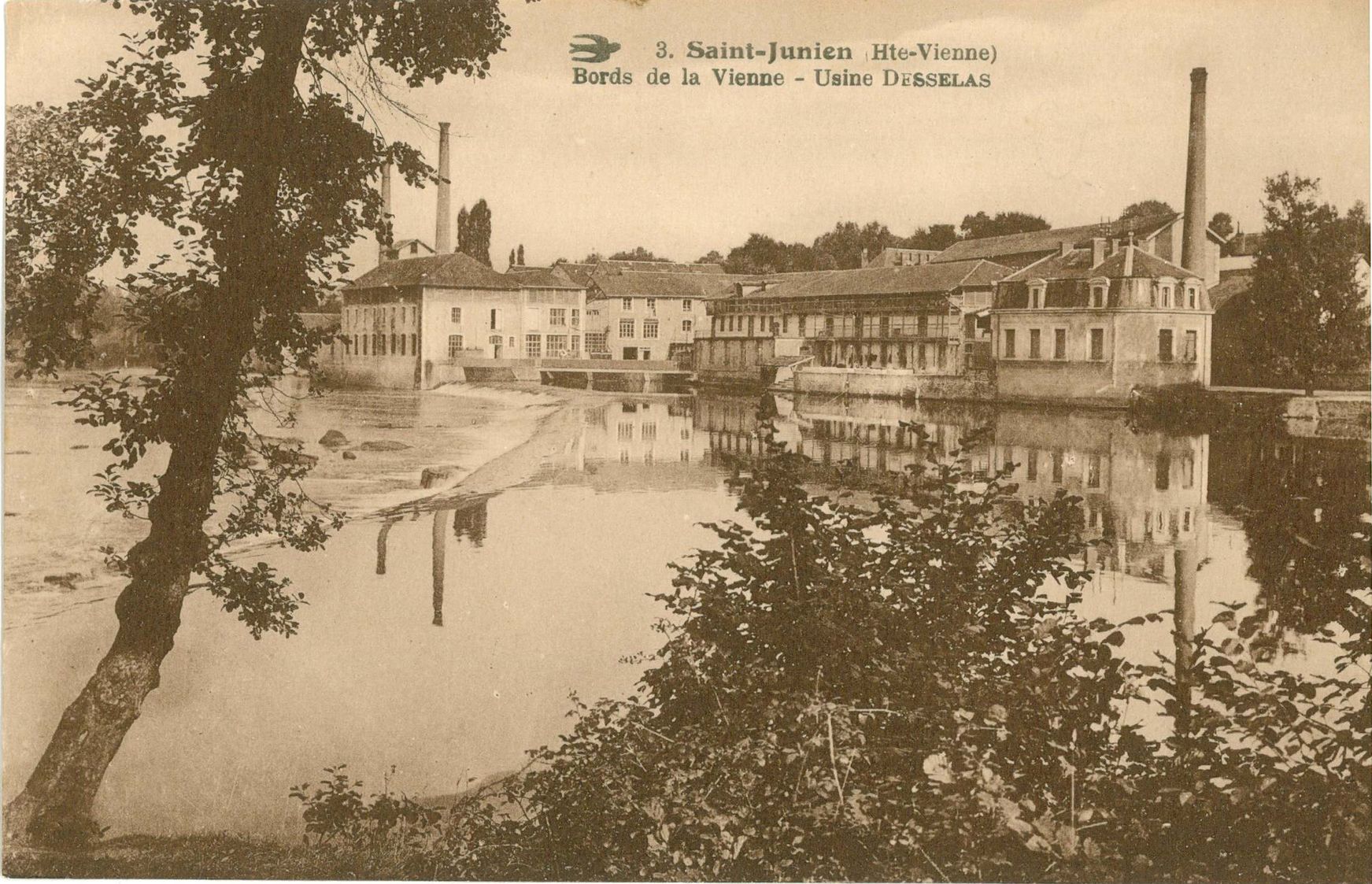 La mégisserie vue depuis l'amont du barrage, en la rive gauche. Carte postale l'Hirondelle, vers 1900.