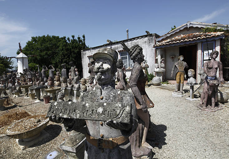 Vue des statues et bustes situés devant la maison.