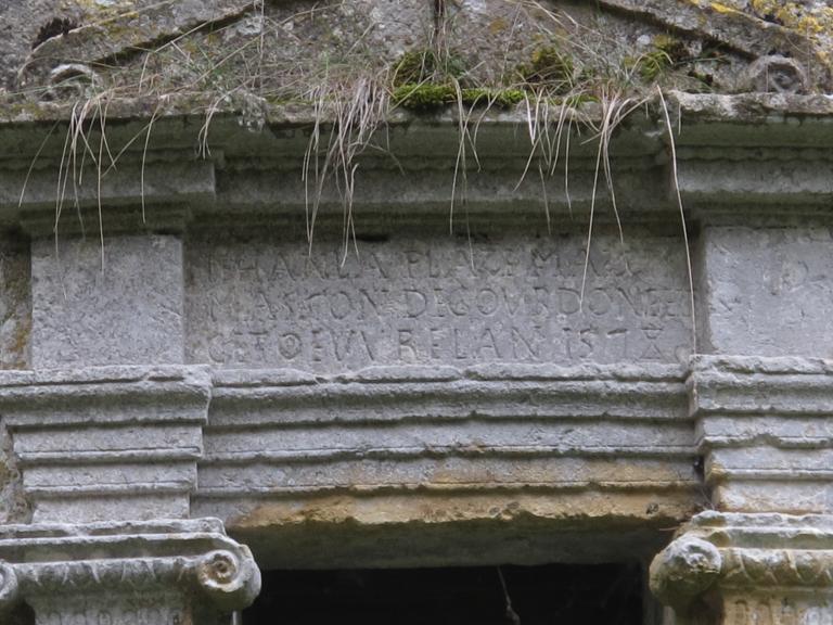Détail de la frise de l'entablement de la fenêtre du niveau 1 de la tour nord-ouest : inscription en caractères romains 