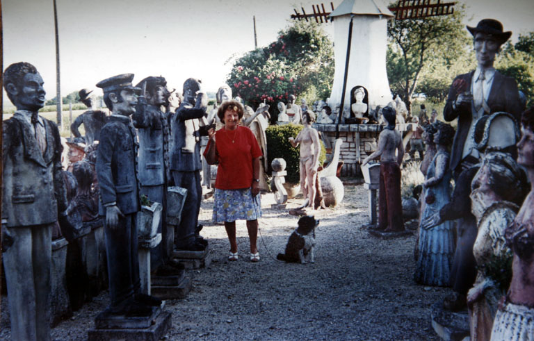 Photographie des statues de l'allée centrale prise vers 1995.